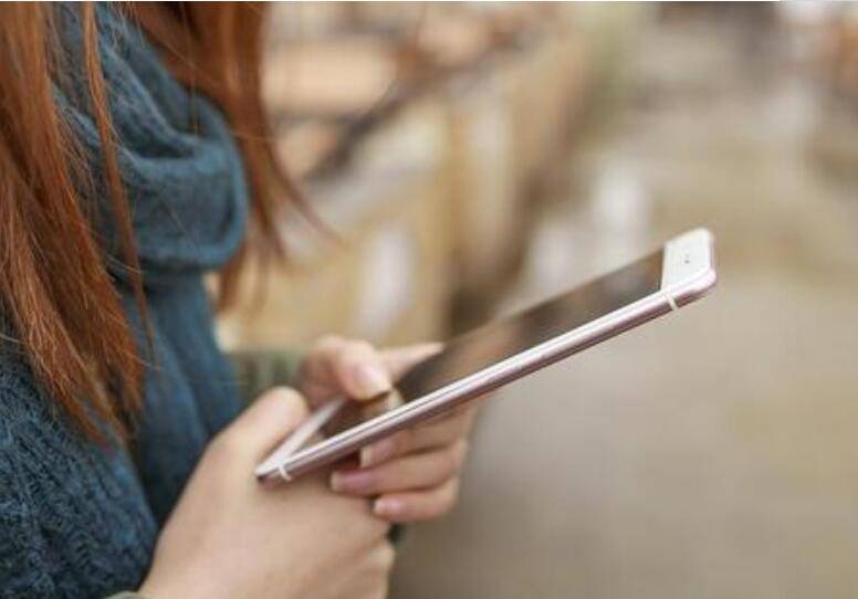 女佣新加坡拍摄老翁洗澡引热议，或限制女佣用手机