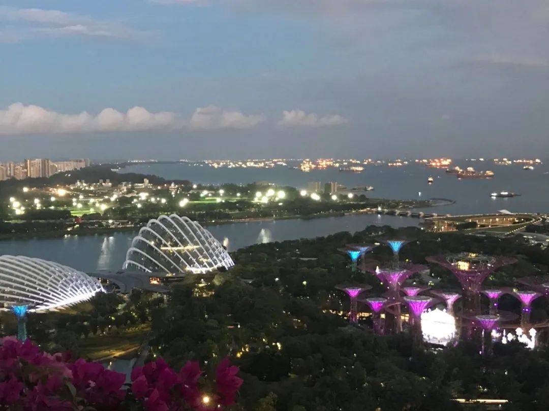 酒店半夜大停电，住客无奈穿浴袍下楼透气