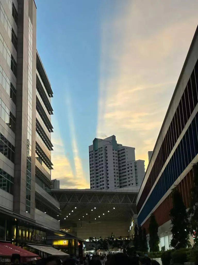 罕见！新加坡再现神奇天象，万道光芒从天空射下，50张美图刷屏