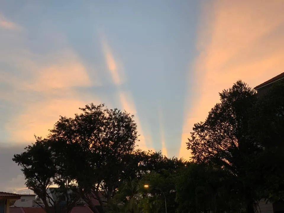 罕见！新加坡再现神奇天象，万道光芒从天空射下，50张美图刷屏