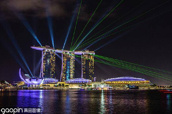 新加坡的标志性酒店,横跨三栋大楼的空中花园让你登临世界之巅