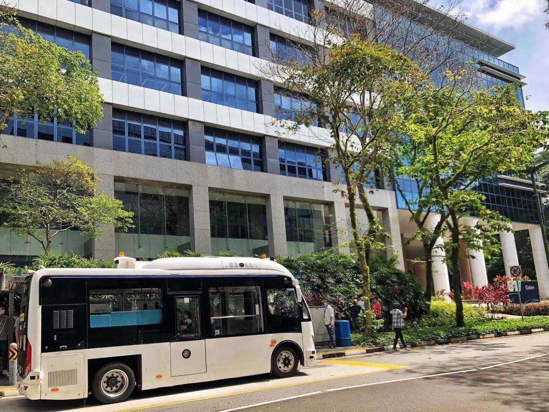 厉害了！新加坡试行首个无人驾驶收费巴士服务！通过手机APP就可以预约搭乘