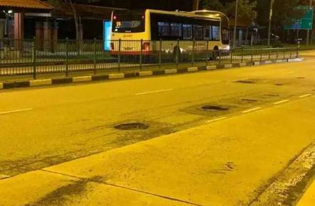 新加坡破烂道路遭吐槽,网友调侃:能打高尔夫、玩打地鼠、坐过山车