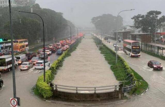 新加坡！雨҉雨҉雨҉雨҉雨҉雨҉41年最大雨量邀你看“黄河”