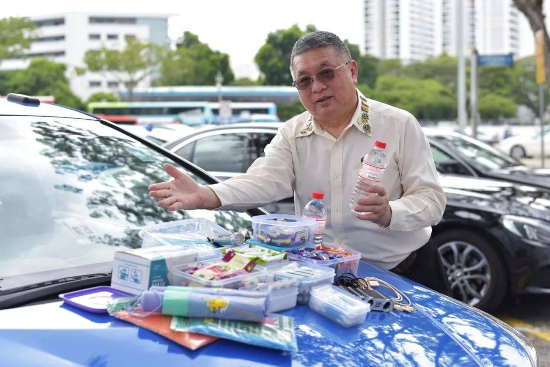 新加坡最好的计程车司机啥样，他车上口罩、零食、纸巾统统免费送