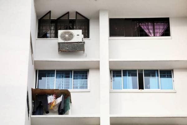 10楼跨窗晒衣吓坏街坊 老伯却说“没事”