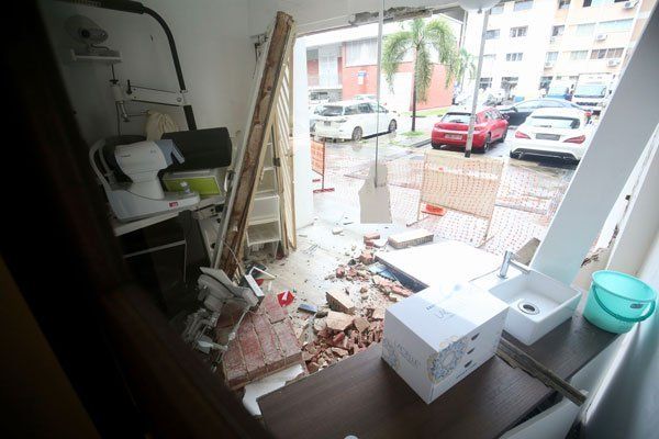 踩错油门 倒撞眼镜店 店面破大洞 马赛地只刮花