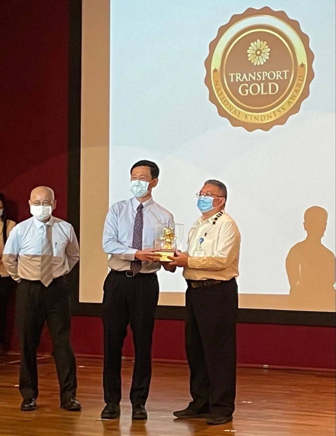 新加坡最好的计程车司机啥样，他车上口罩、零食、纸巾统统免费送