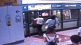 新加坡妹纸“螃蟹步”追地铁摔了屁股蹲,网友:不这样和2020年说再见