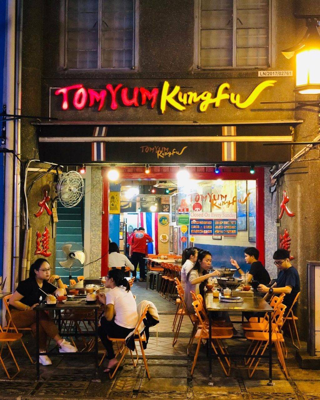 瞬穿曼谷街头！气氛满点的泰式炭烧火锅Tom Yum Kungfu🤤 口味正宗、平价又好吃！