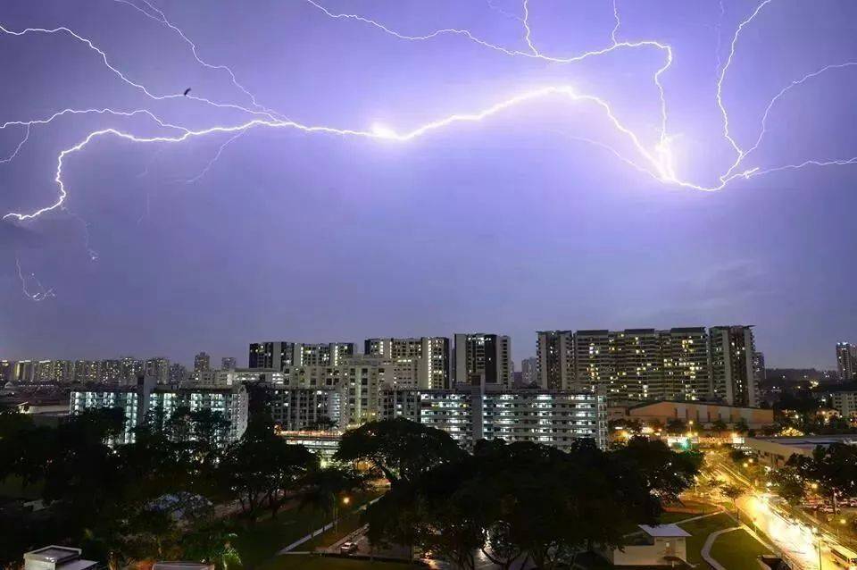 罕见！新加坡再现神奇天象，万道光芒从天空射下，50张美图刷屏