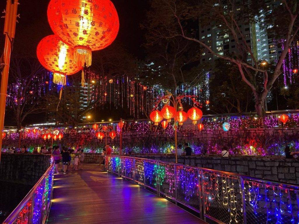 春节换装添喜气!Bukit Panjang浮动步道开启新春模式🧧气派灯笼阵、炫彩装饰亮灯啦