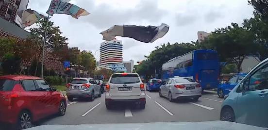 狂浪席卷新加坡!小岛纹丝不动,见怪不怪了