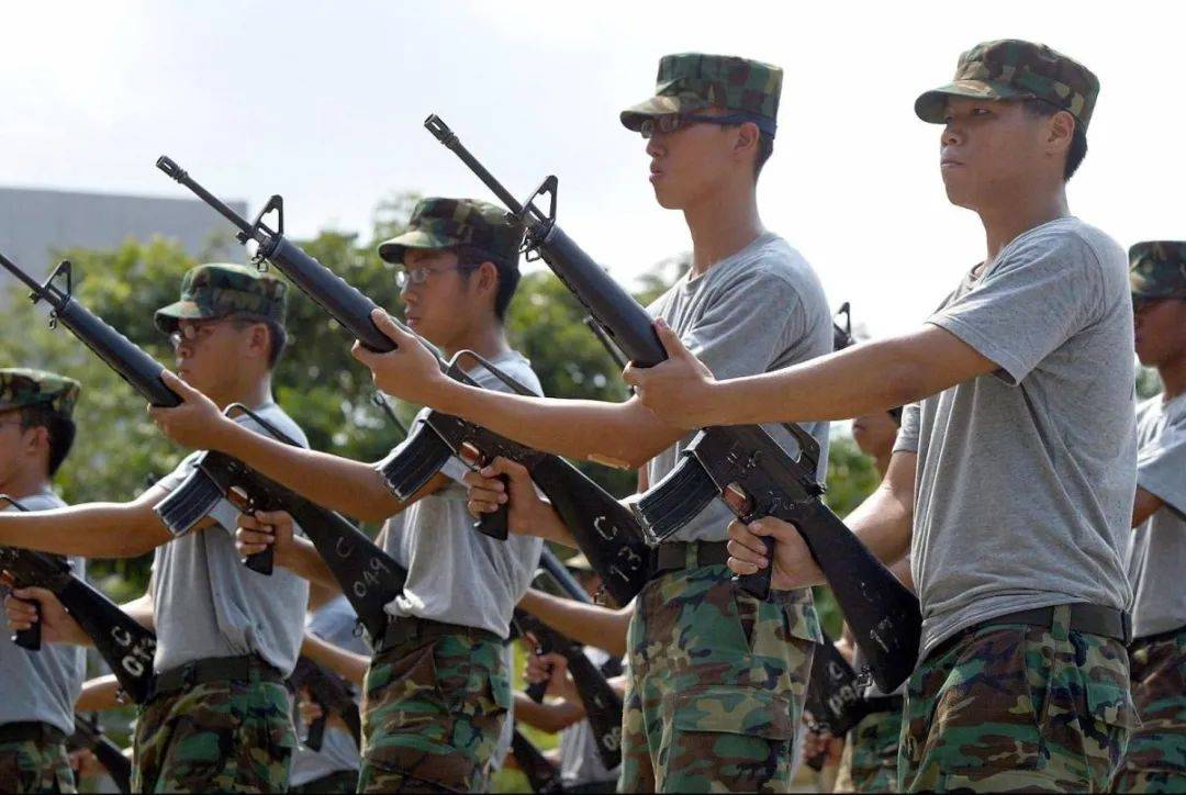 这个PR自愿要求服兵役：新加坡是我的家乡！移民后都必须当兵吗