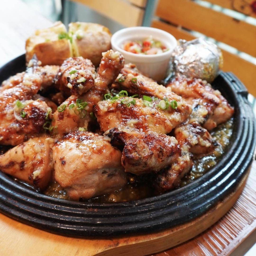 “下班后，看着狮城的炸鸡店，眼泪不争气的从嘴角流下来”