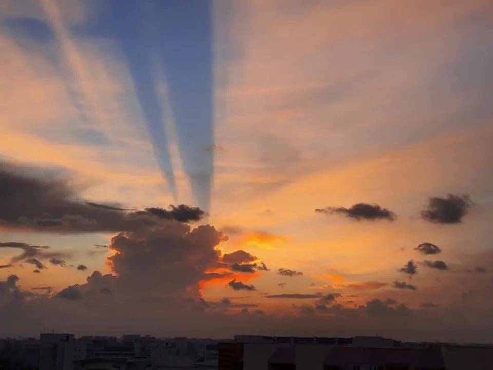罕见！新加坡再现神奇天象，万道光芒从天空射下，50张美图刷屏