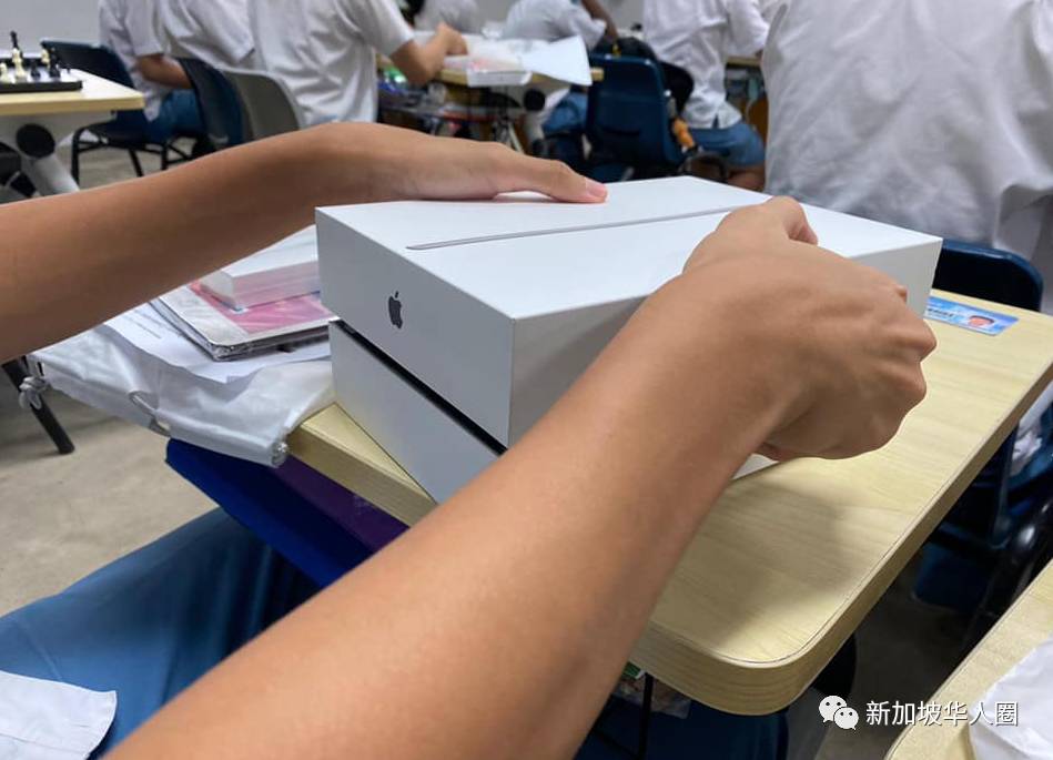 新加坡宣布，今年起所有中学生将获得全新的苹果笔记本电脑或平板