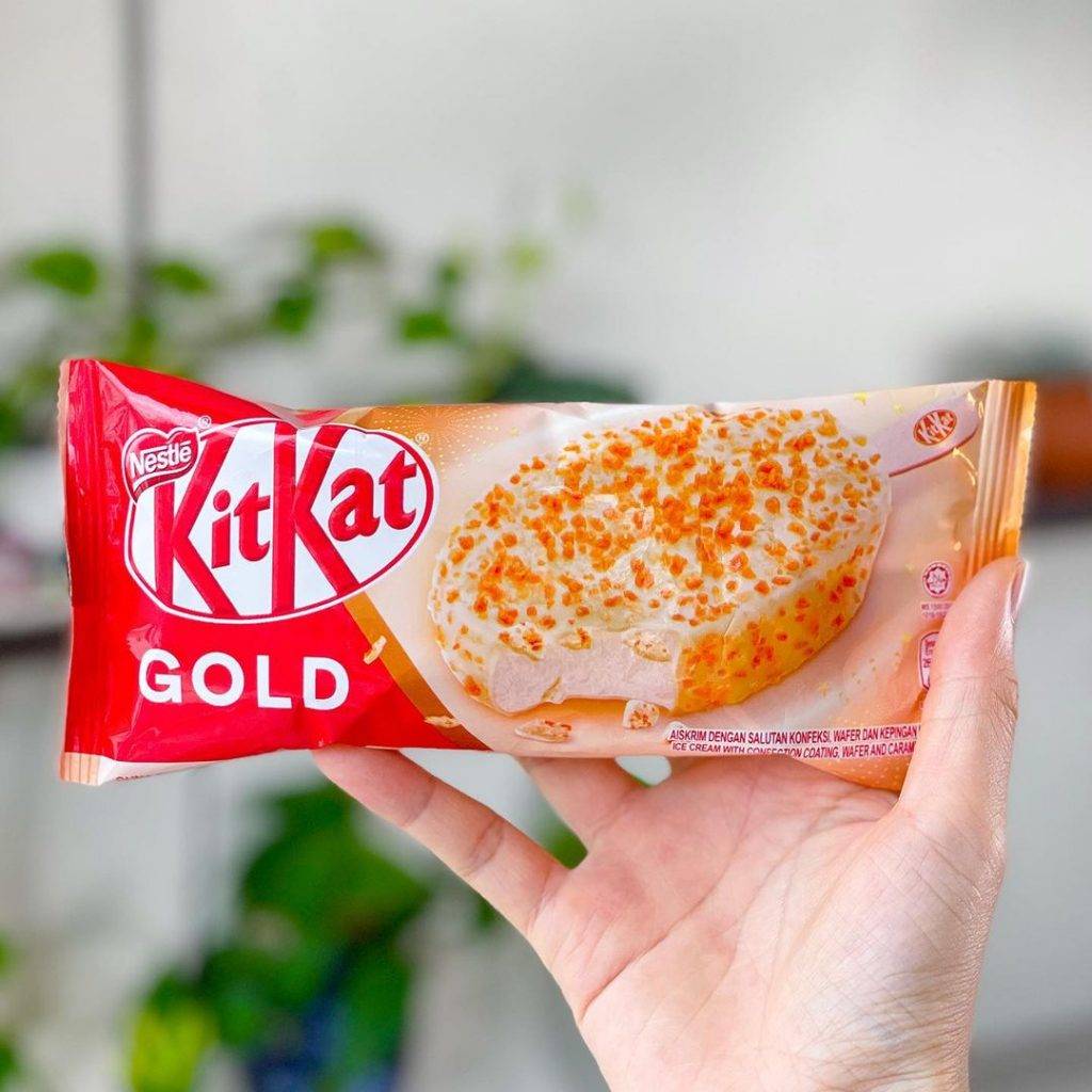 火爆新品来袭🔥KitKat Gold“黄金雪糕”终于来到新加坡😍 限定口味+甜咸组合，绝对让你欲罢不能