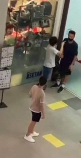 到书店遭偷拍裙底风光 女郎追擒色大叔