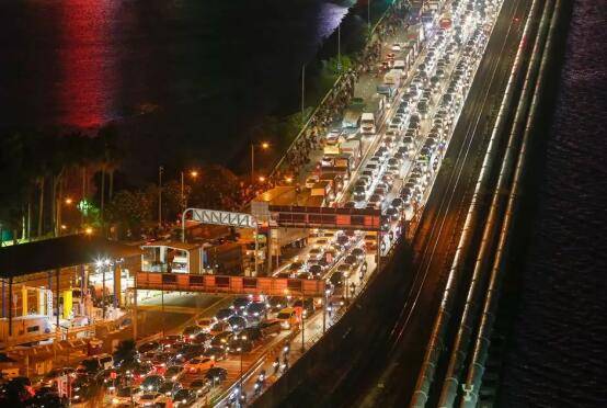 面对高达3000新元的隔离费，他们选择在新加坡过年