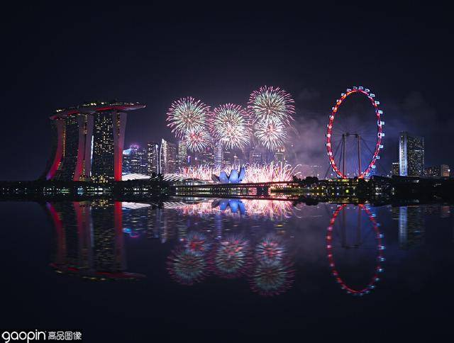 新加坡的标志性酒店,横跨三栋大楼的空中花园让你登临世界之巅