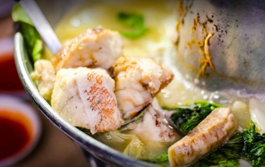 下雨天，来一碗暖心又暖胃的鱼头汤吧！盘点新加坡必吃的7家老字号鱼头炉