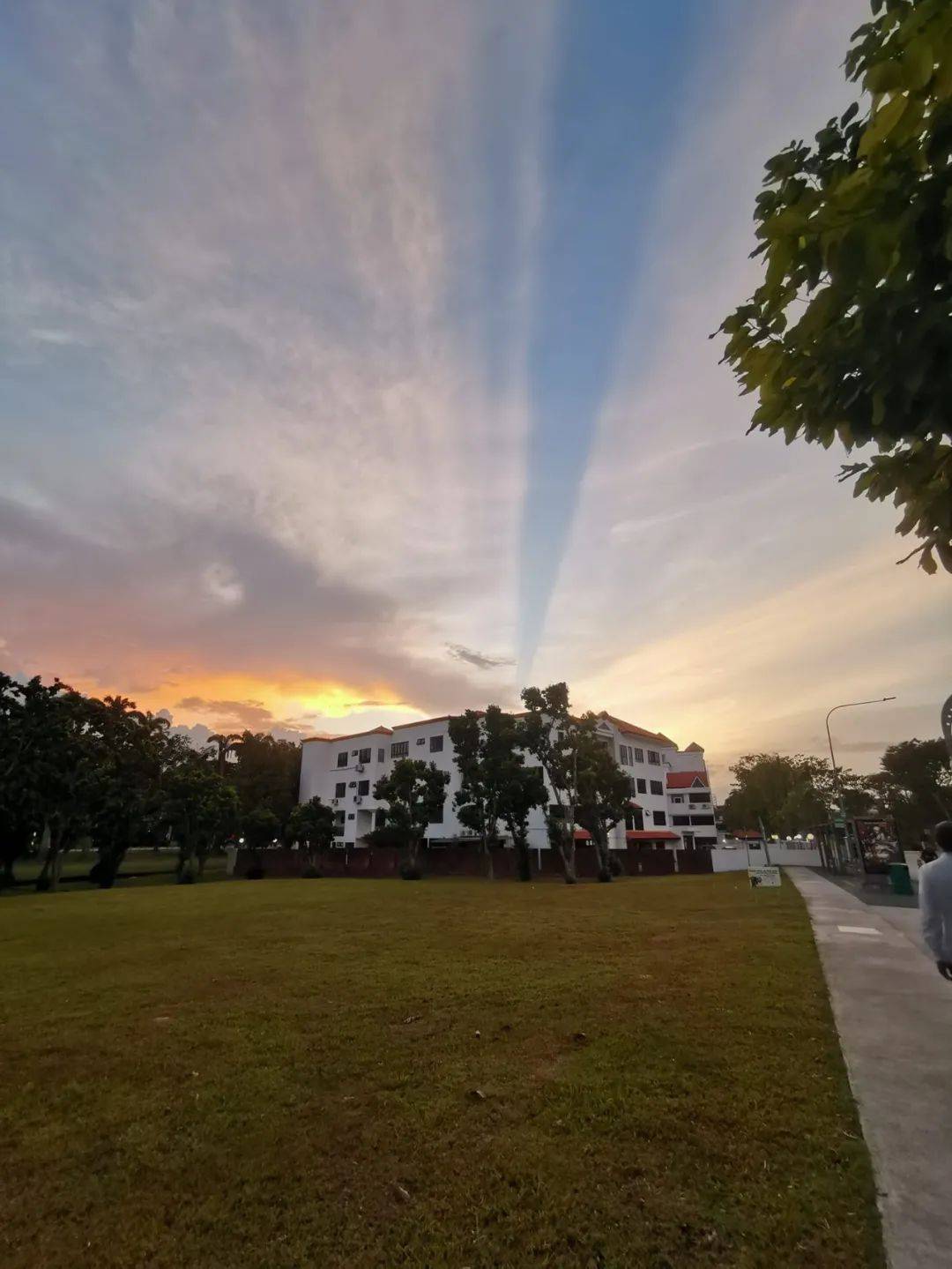 罕见！新加坡再现神奇天象，万道光芒从天空射下，50张美图刷屏