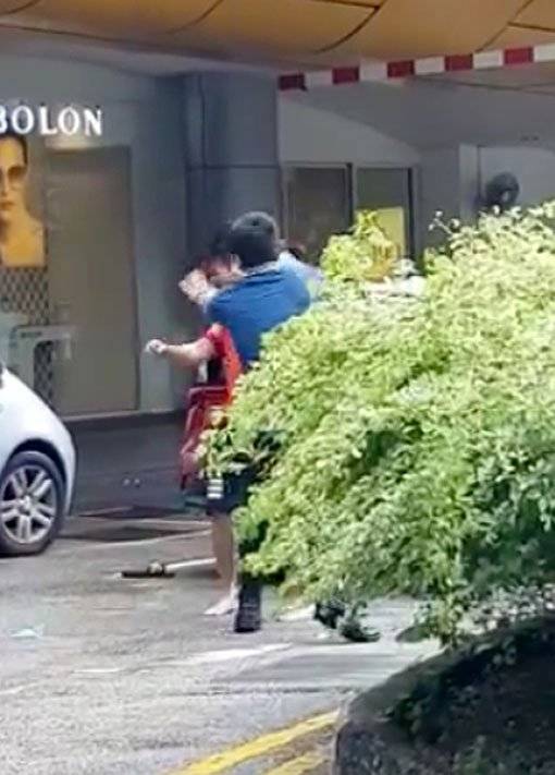 【男人打架也抓头发】占道起纠纷 德士叔 杠上 私召车司机