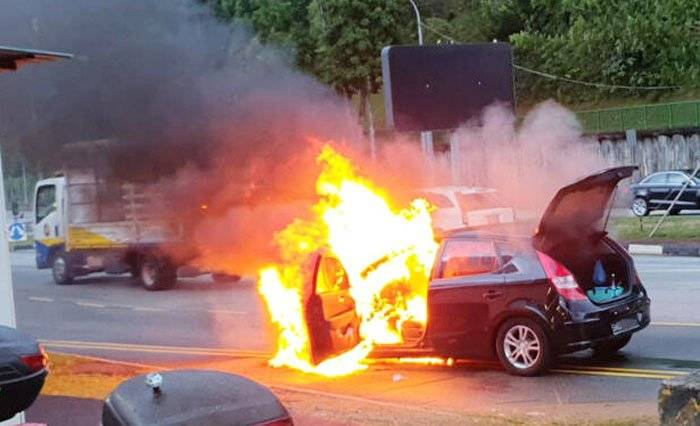 行驶中传巨响 轿车突爆炸狂烧