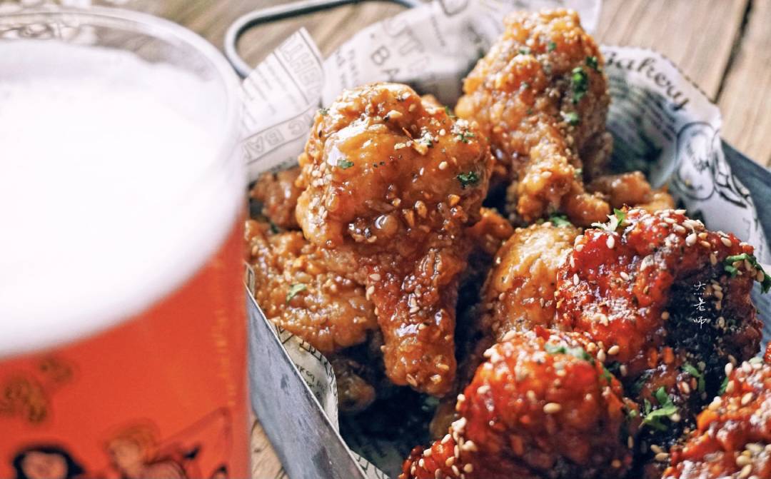 “下班后，看着狮城的炸鸡店，眼泪不争气的从嘴角流下来”