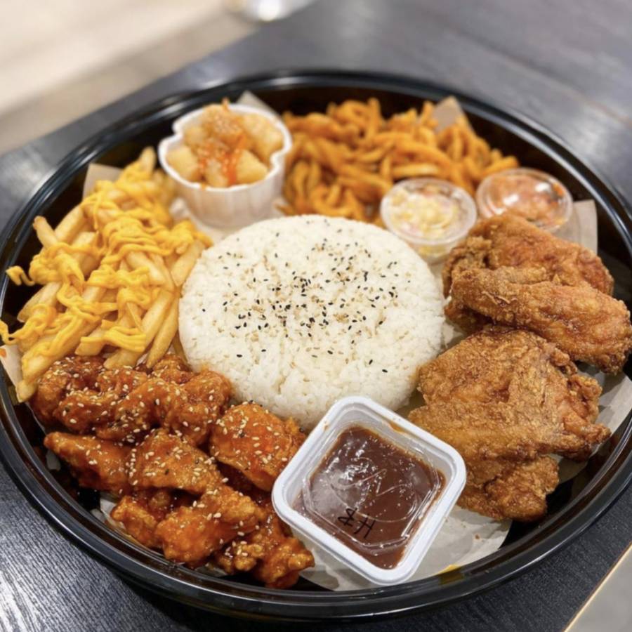 “下班后，看着狮城的炸鸡店，眼泪不争气的从嘴角流下来”