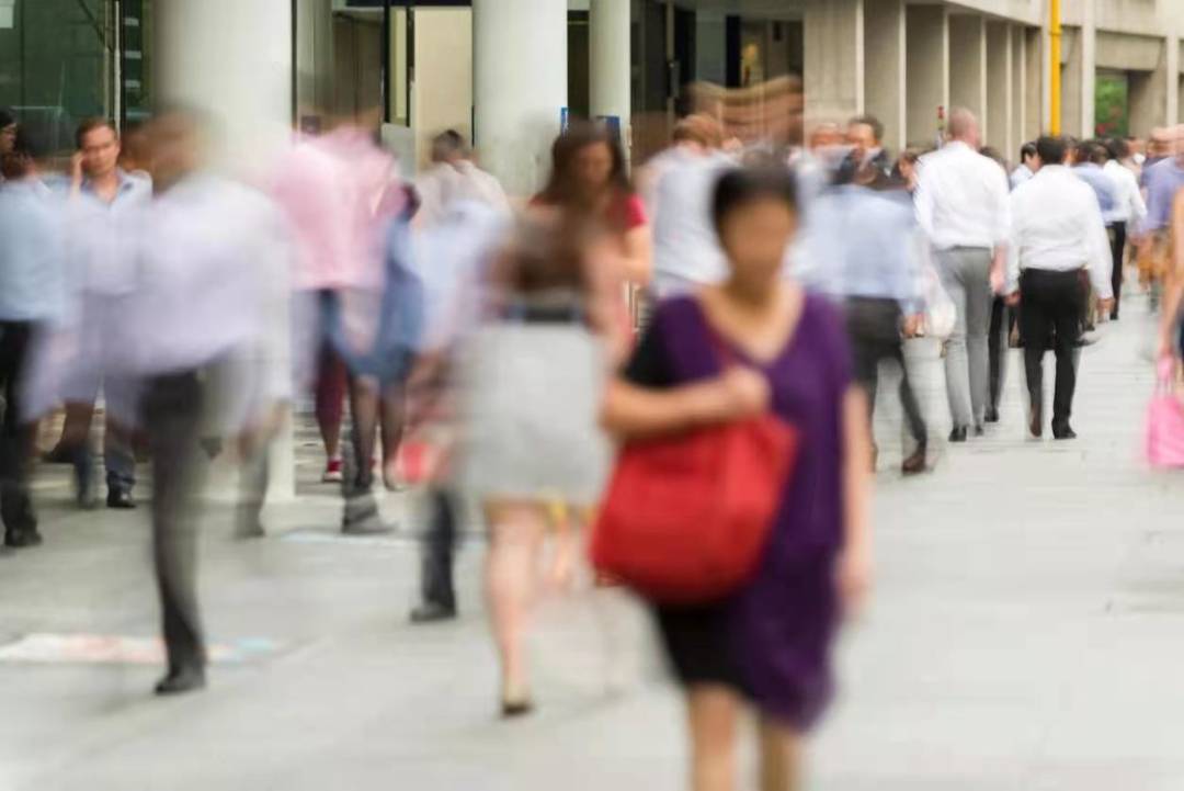 新加坡总理亲自颁发公民证书，移民政策释放积极信号