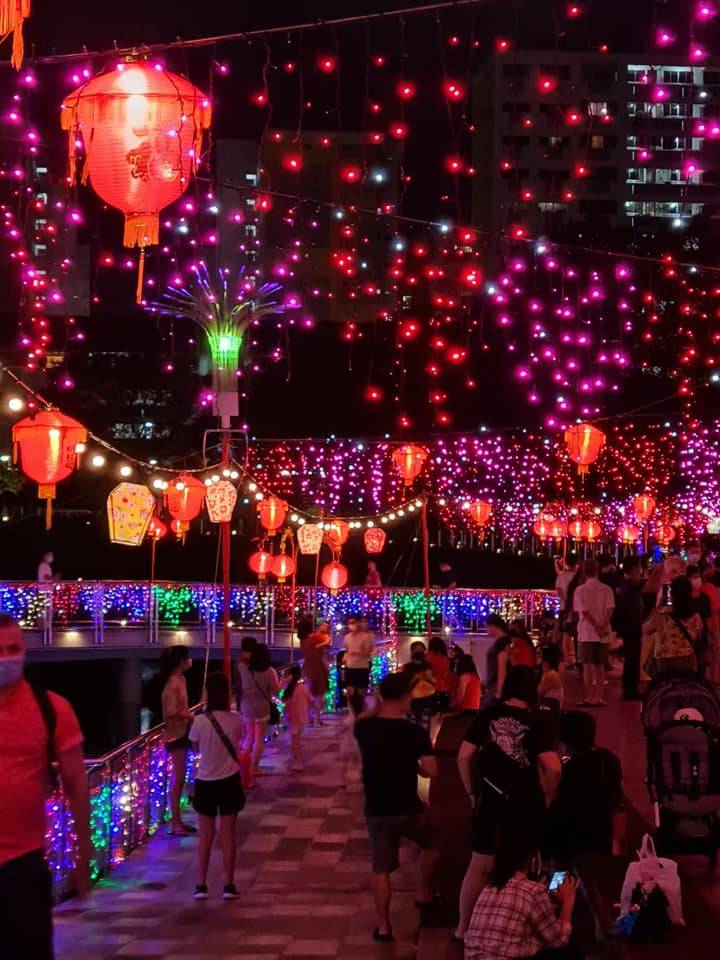 春节换装添喜气!Bukit Panjang浮动步道开启新春模式🧧气派灯笼阵、炫彩装饰亮灯啦
