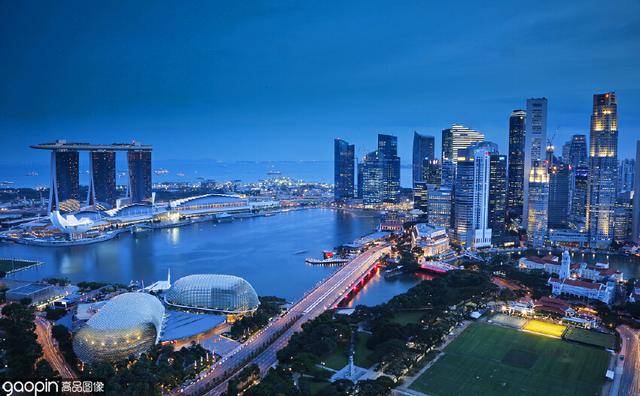 新加坡的标志性酒店,横跨三栋大楼的空中花园让你登临世界之巅