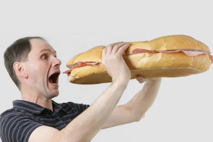 新加坡最好的计程车司机啥样，他车上口罩、零食、纸巾统统免费送