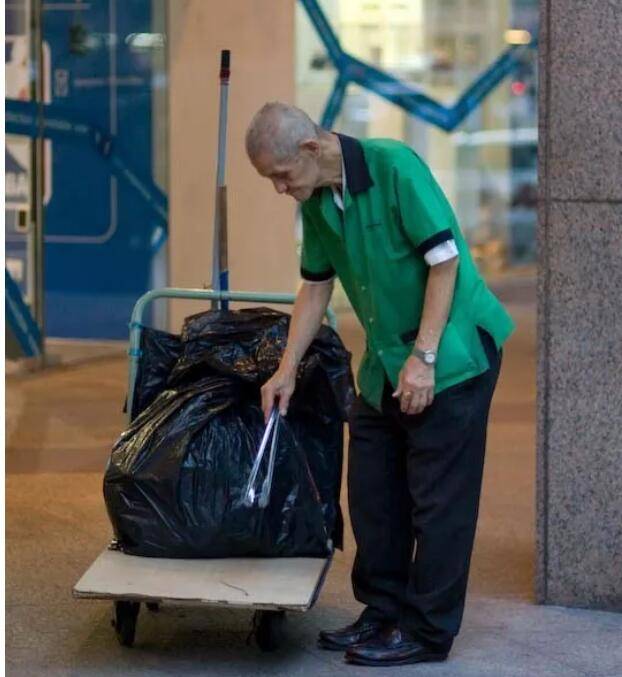 新加坡清洁工一月底薪5000元，怪不得那么多大马客工翻堤来坡