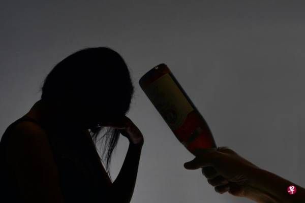 醉汉求复合失败 愤拿酒瓶砸啤酒女郎