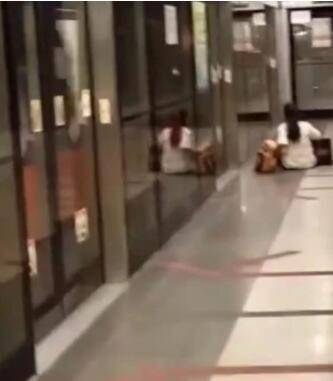 新加坡妹纸“螃蟹步”追地铁摔了屁股蹲,网友:不这样和2020年说再见