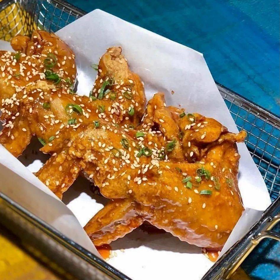 “下班后，看着狮城的炸鸡店，眼泪不争气的从嘴角流下来”