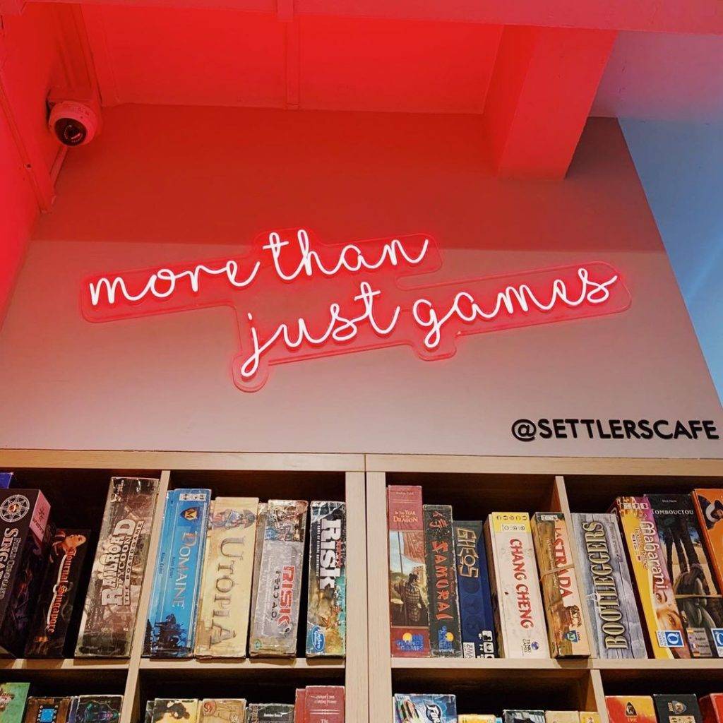 游戏小天堂!新加坡首家桌游咖啡厅🎮 整墙游戏任你玩+24小时营业!私人包厢给你轰趴😎