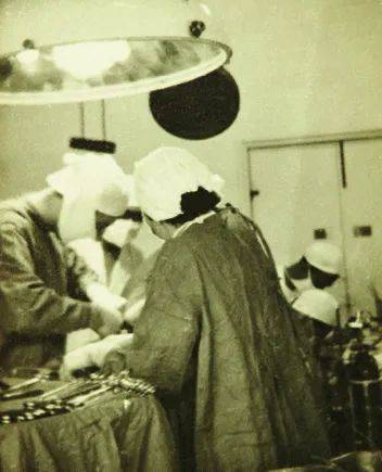 新加坡这位104岁老人荣获国大荣誉博士学位