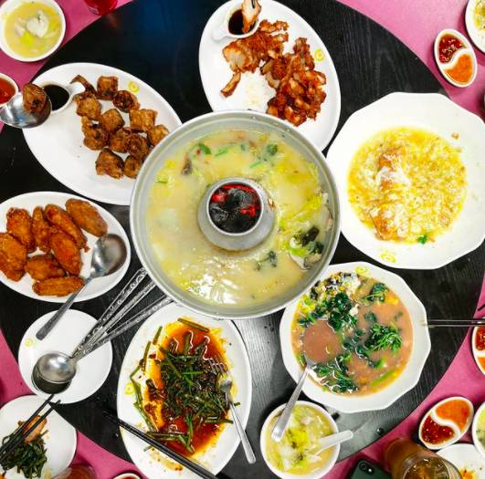 下雨天，来一碗暖心又暖胃的鱼头汤吧！盘点新加坡必吃的7家老字号鱼头炉