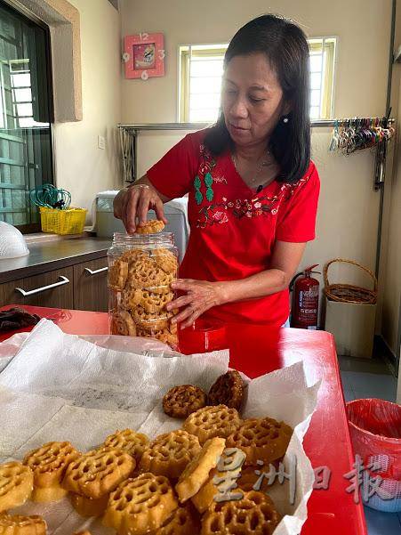 分隔马新无法团聚 母女互送年饼解乡愁