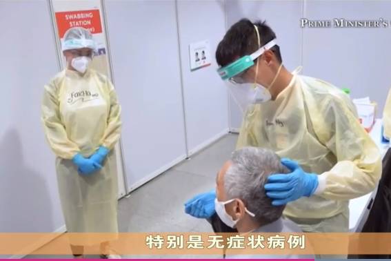 这小伙居然“捅了”新加坡总理，总理居然说“没事！不痛！”