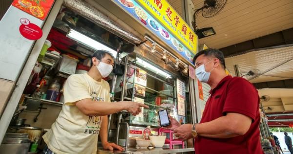 电子付款简易便利 更多摊贩尝试数码化营业方式