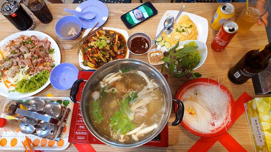 Golden Mile Complex藏惊喜✨泰式料理“Flying Pig”S$7起！螃蟹欧姆蛋、火锅“泰”美味啦