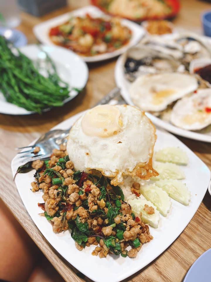 Golden Mile Complex藏惊喜✨泰式料理“Flying Pig”S$7起！螃蟹欧姆蛋、火锅“泰”美味啦