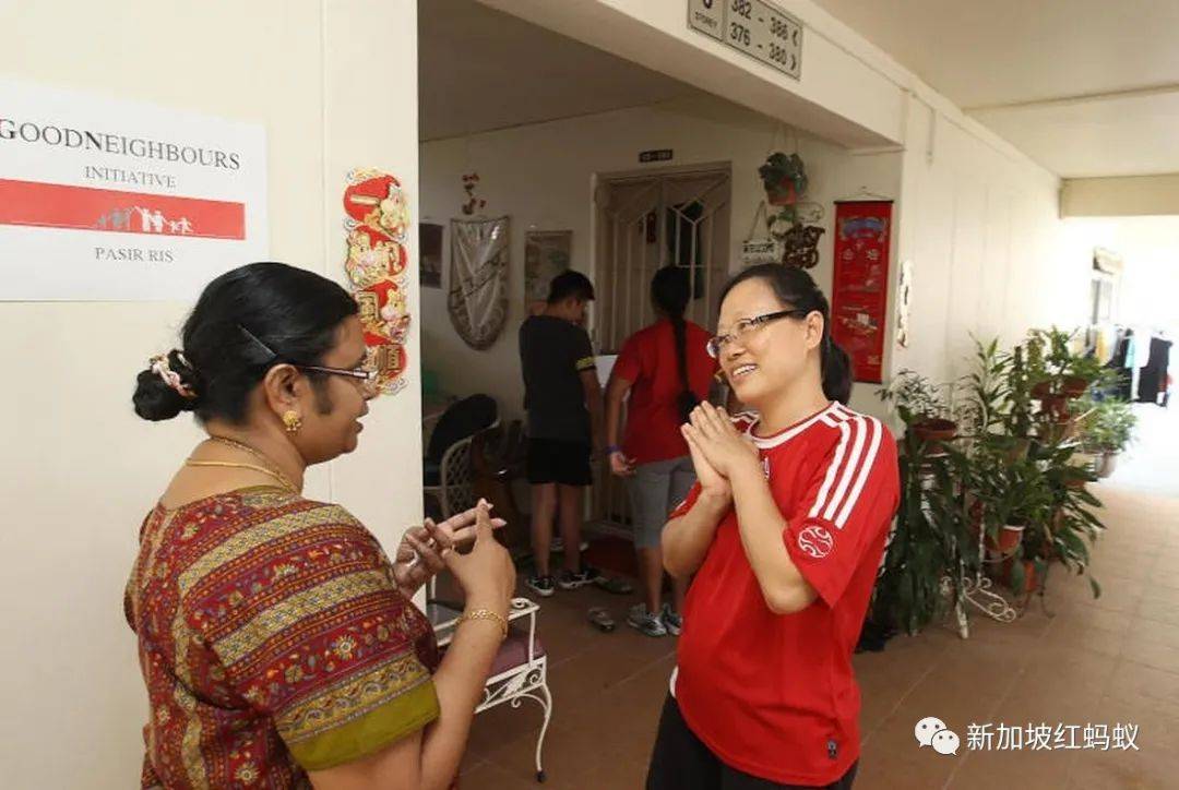 建屋局调查显示，狮城组屋邻居间的嘘寒问暖与互动变少了