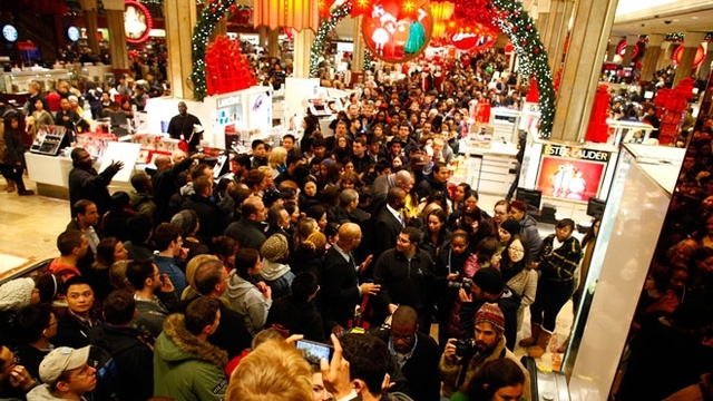 20141128black-friday-crowd