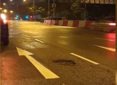 新加坡破烂道路遭吐槽,网友调侃:能打高尔夫、玩打地鼠、坐过山车